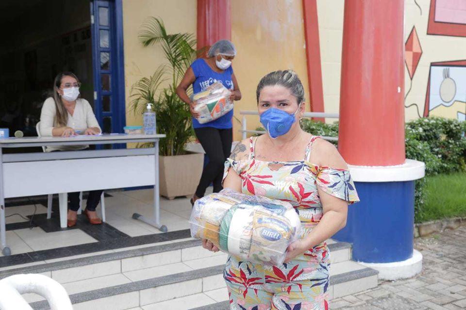 mulher carregando sacola com o kit alimentação